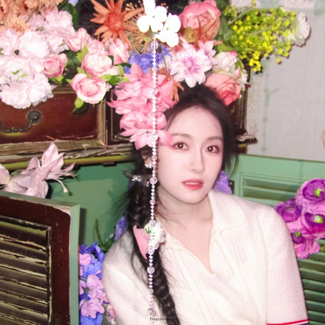 花里开出了个李兰迪李兰迪和鲜花的适配度是一百分