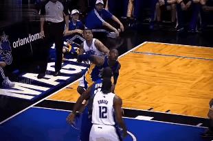 纵观NBA历史，这样的人格魅力也只有科比能做到：巴恩斯与科比较劲，双方发生激烈的