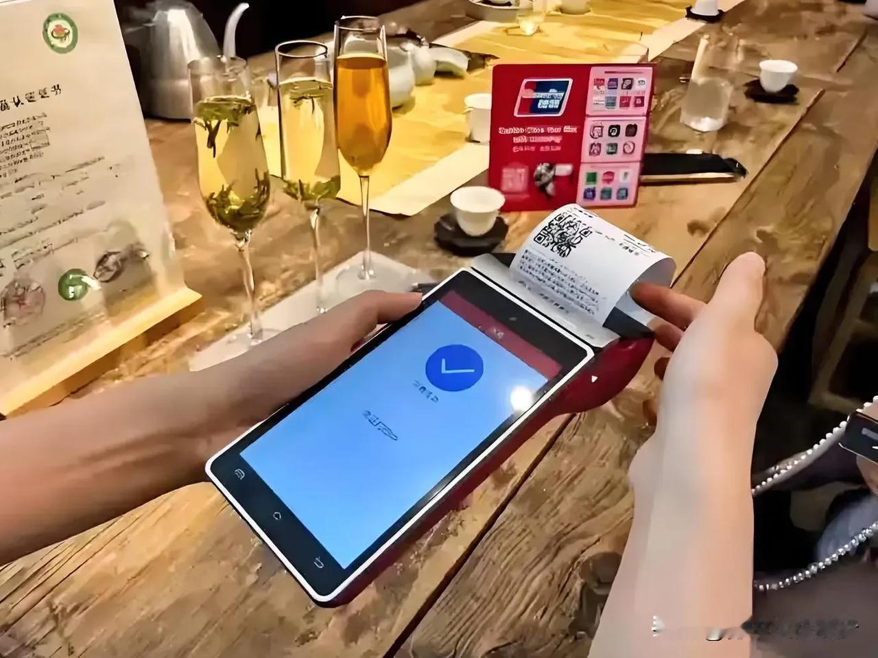 越南国家银行支付结算司司长范英俊、越南国家旅游局局长阮重庆等官员，与中国银联国际