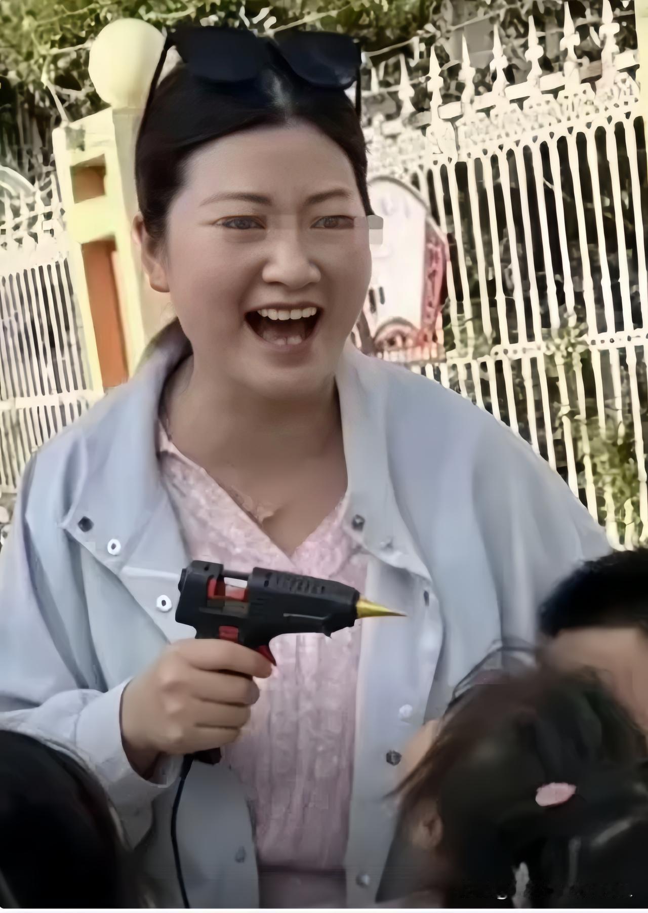 看到丰县幼儿园那段监控，手里的茶杯差点没拿稳。那女老师用热熔枪烫孩子时，眼
