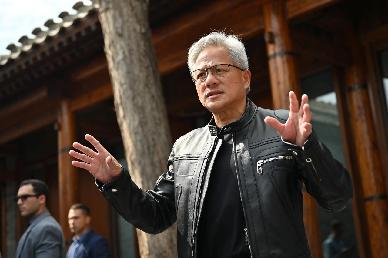 外媒称华人在AI芯片领域如同“神一般”的存在，全球TOP5芯片巨头CEO全都是华