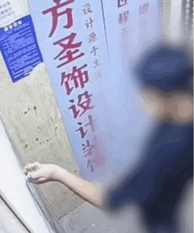 一个用打火机点燃祸端，一个用鞋底板拍灭灾难，云南宾川外卖小哥一个顺手却救了一栋楼
