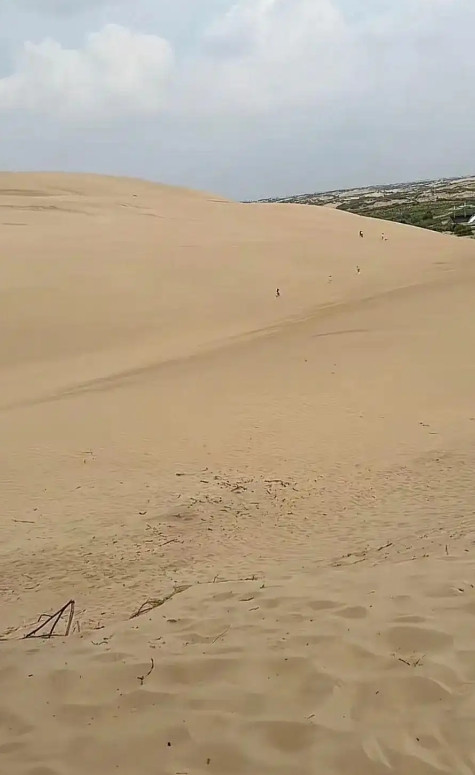内蒙古一男子在沙漠旅游时，突然发现前方有一台自动售货机。本以为是眼花了，没想到，