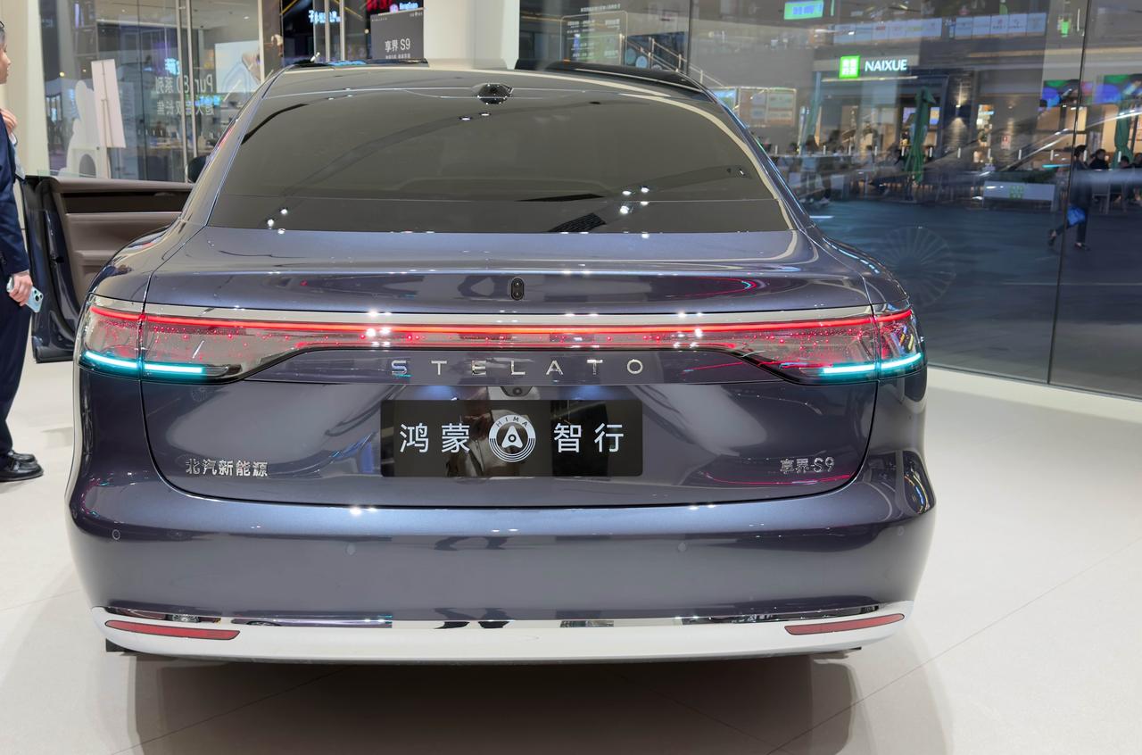 新款享界S9已到店，浩宇蓝外观+松露棕内饰的搭配真不错，与之前的红色展车相比是完