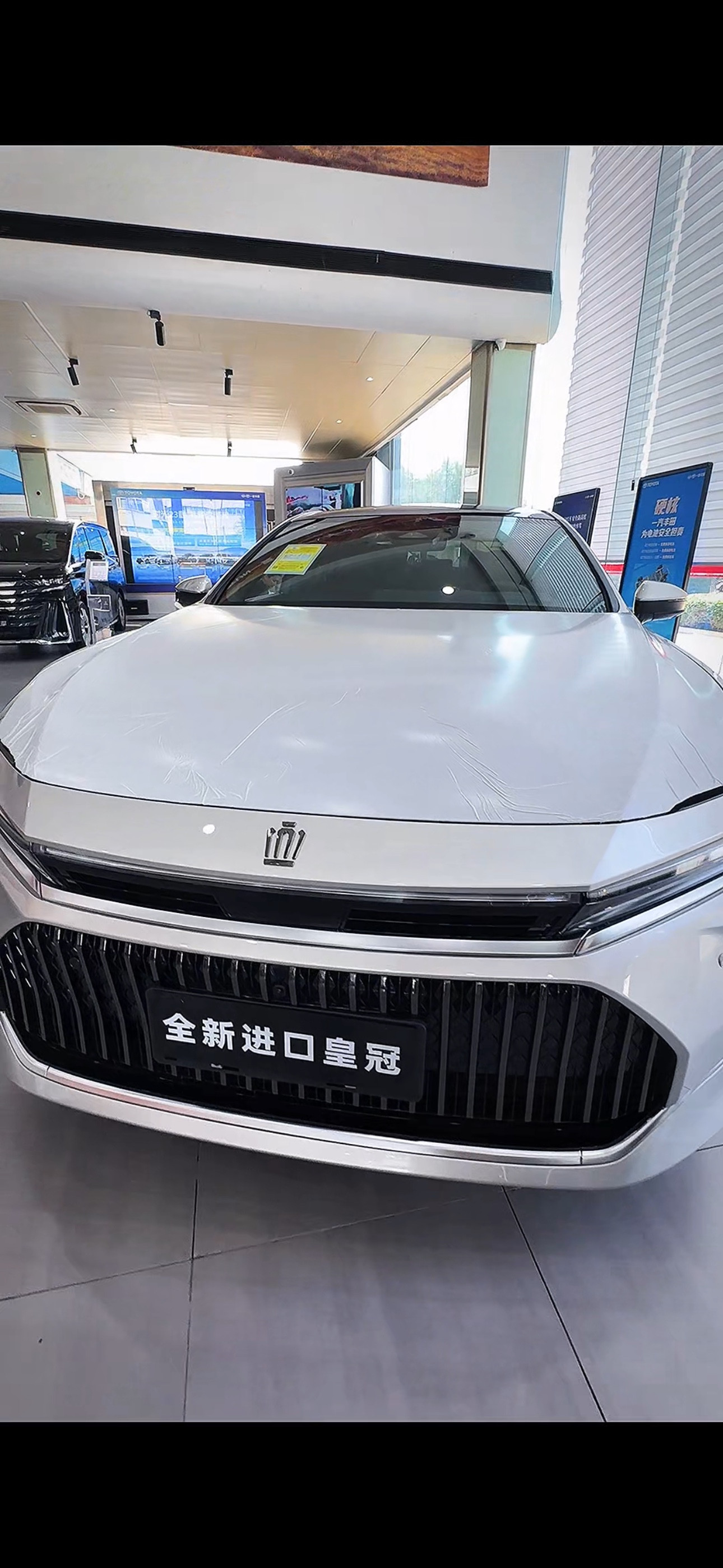 全新丰田皇冠来了，说真的现在很难直接拍板说买不买。老皇冠在不少人心里是当年30万级商务轿车的白月光，