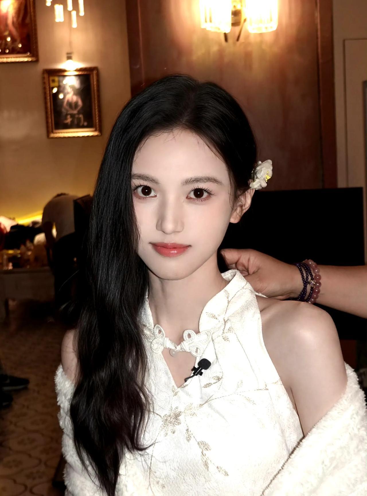 《朝雪录》中沈羽洁饰演的女二郡主岳凝绝对是剧中的一大亮点！她不仅颜值惊艳，清丽