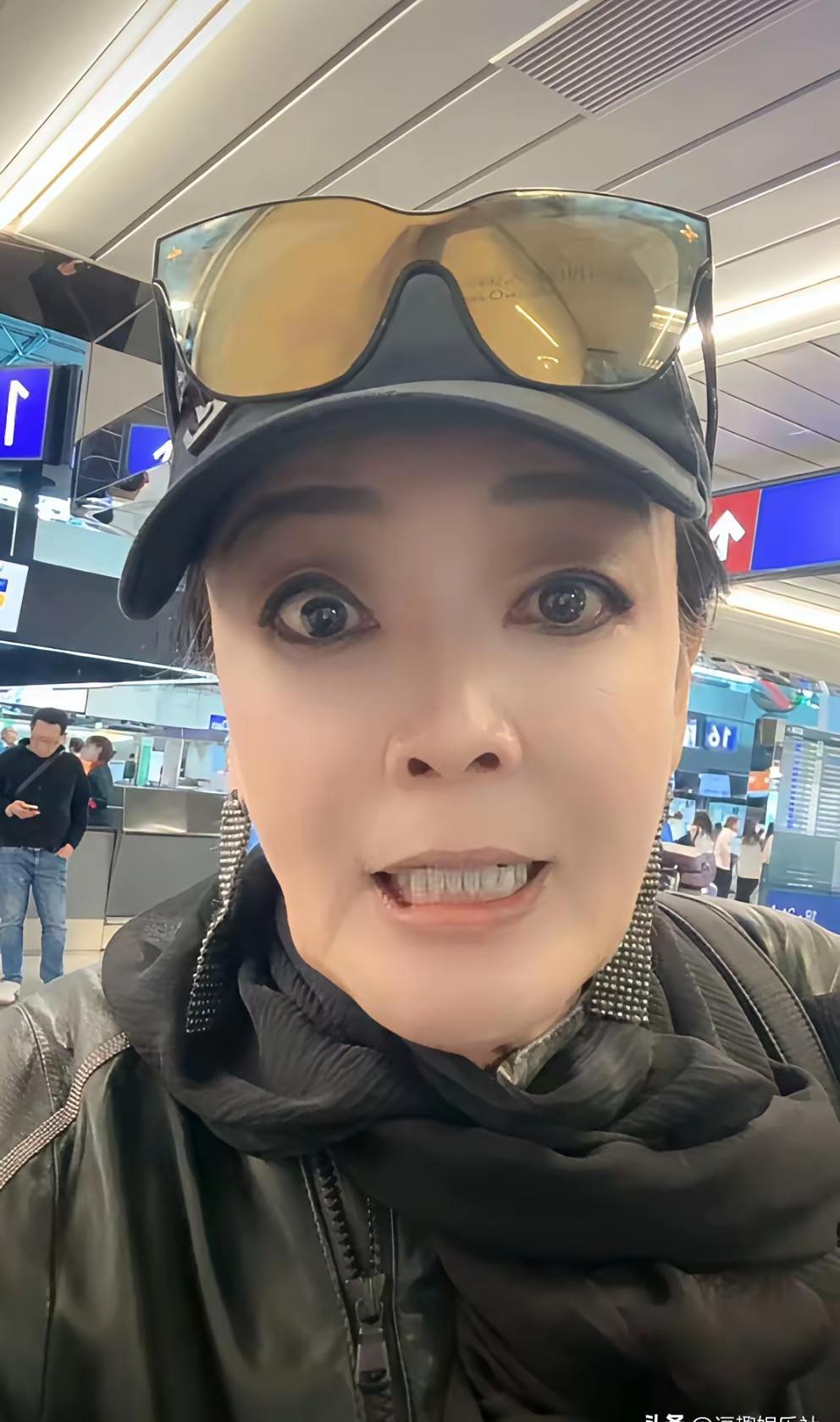 七十岁老太太差点误机，不是因为腿脚慢，是因为她一个人拖着三个大箱子在机场狂奔。