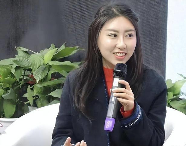 相比于贾浅浅的高调，她的妹妹贾若若非常的低调。贾若若跟贾浅浅走的完全是不同的两条