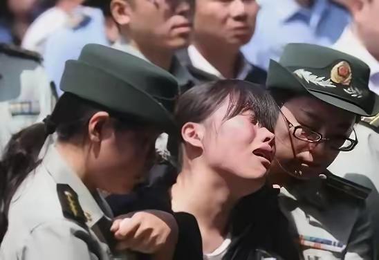 2001年，西安一女子和丈夫离婚后，狠心的抛下6岁的儿子离开了，男子选择