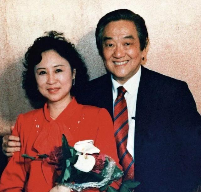 1964年，琼瑶和前夫离婚，做了平鑫涛的情妇。然而当平鑫涛的妻子找上门哭着求她把