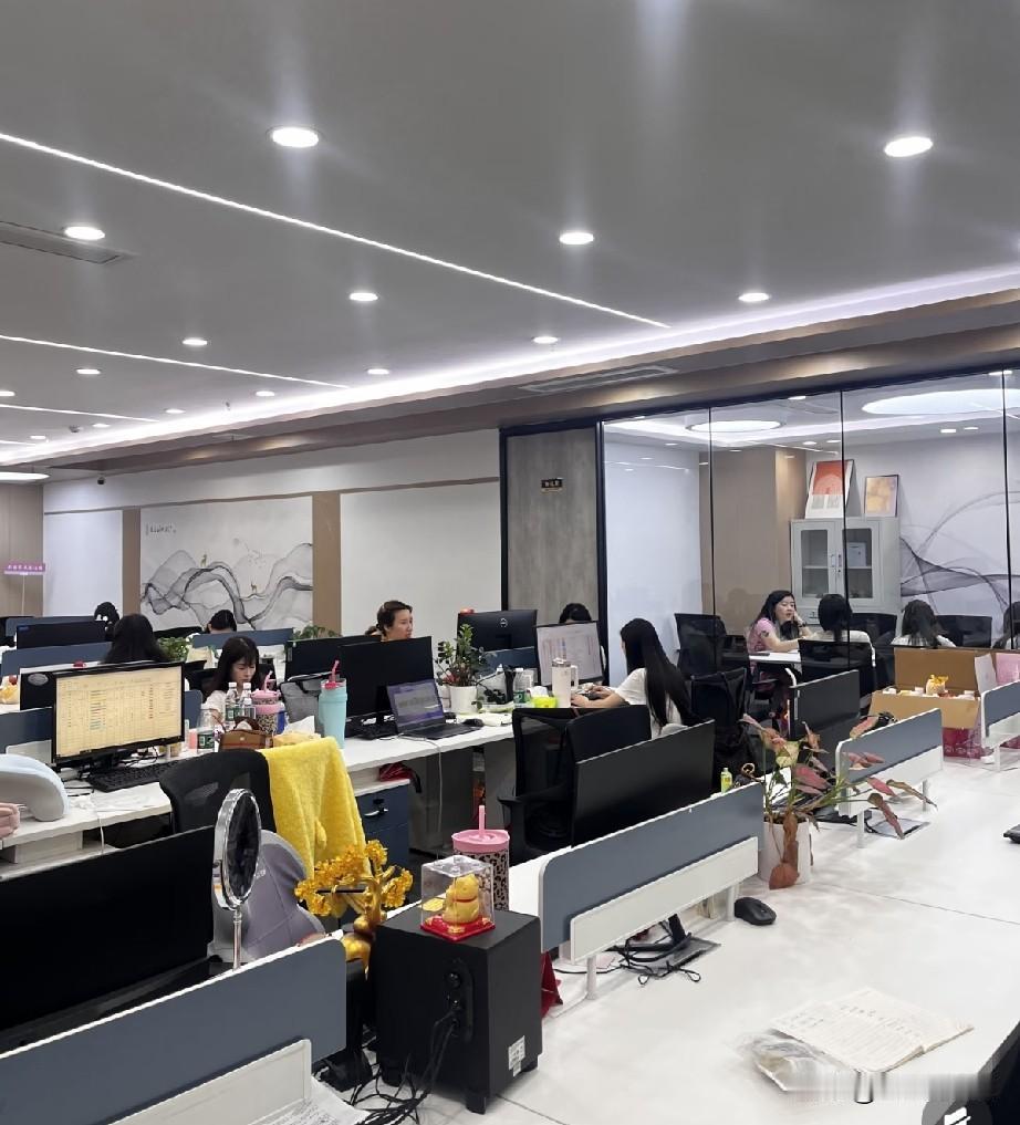 以我前后经历过至少3家公司倒闭的悲催经历来说，一家公司从“开始不行了”到倒闭，大