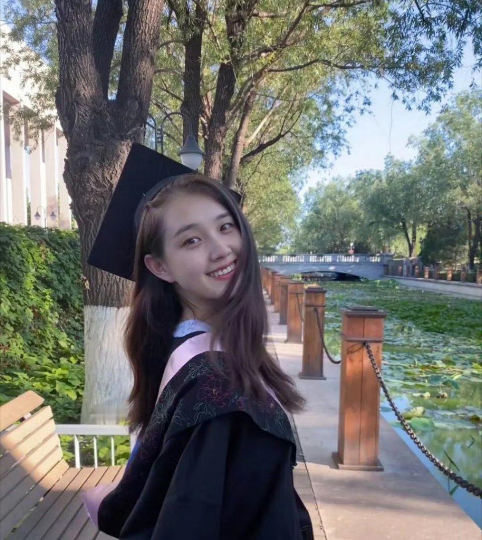 郭宇欣21年中戏毕业照来咯怎么评？感觉牙那时候没现在突出