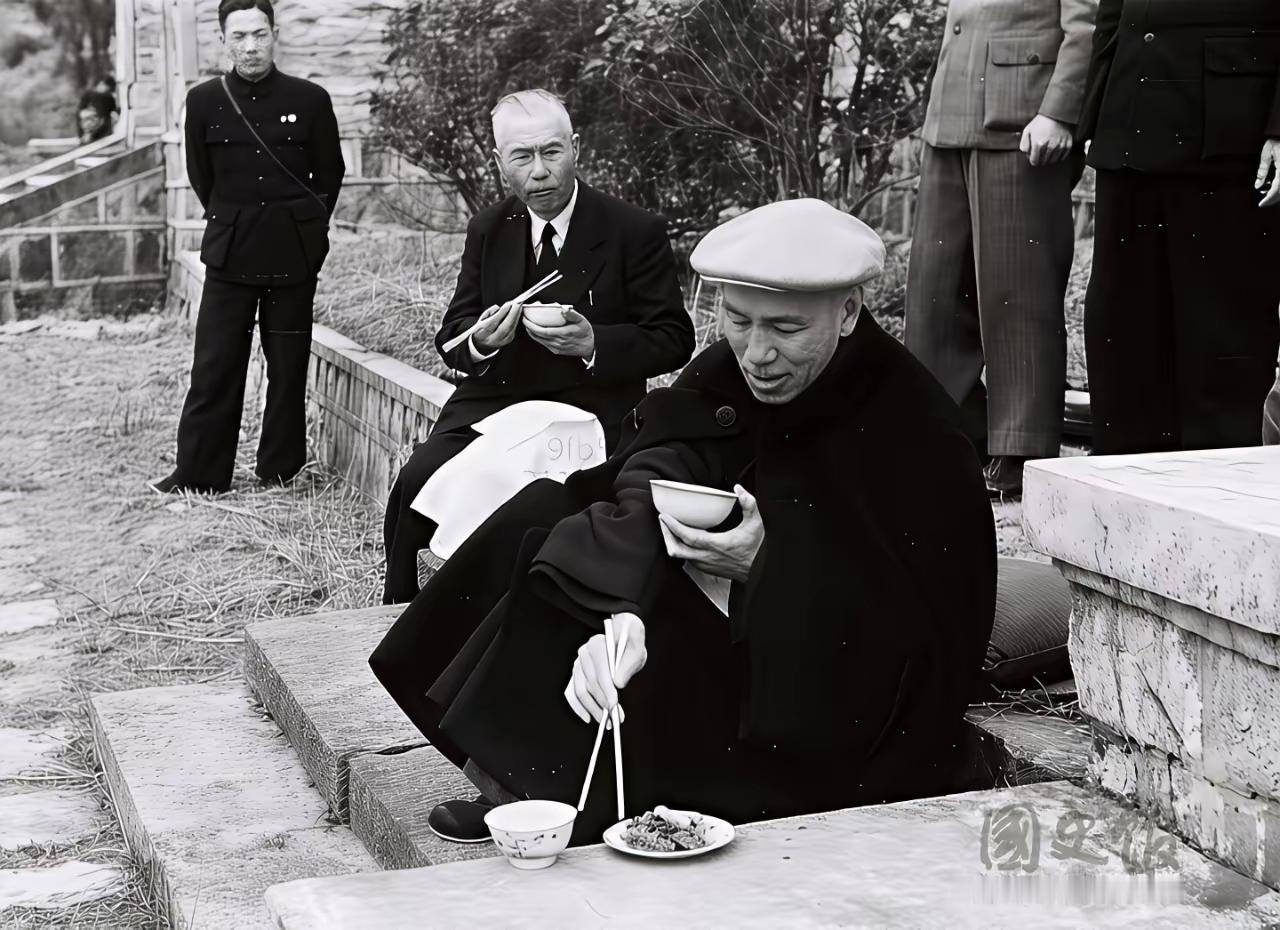 那位坐在台阶上吃饭的男人，跟抗战电视剧里的一位重要人物很像，那个年代应该没有作秀