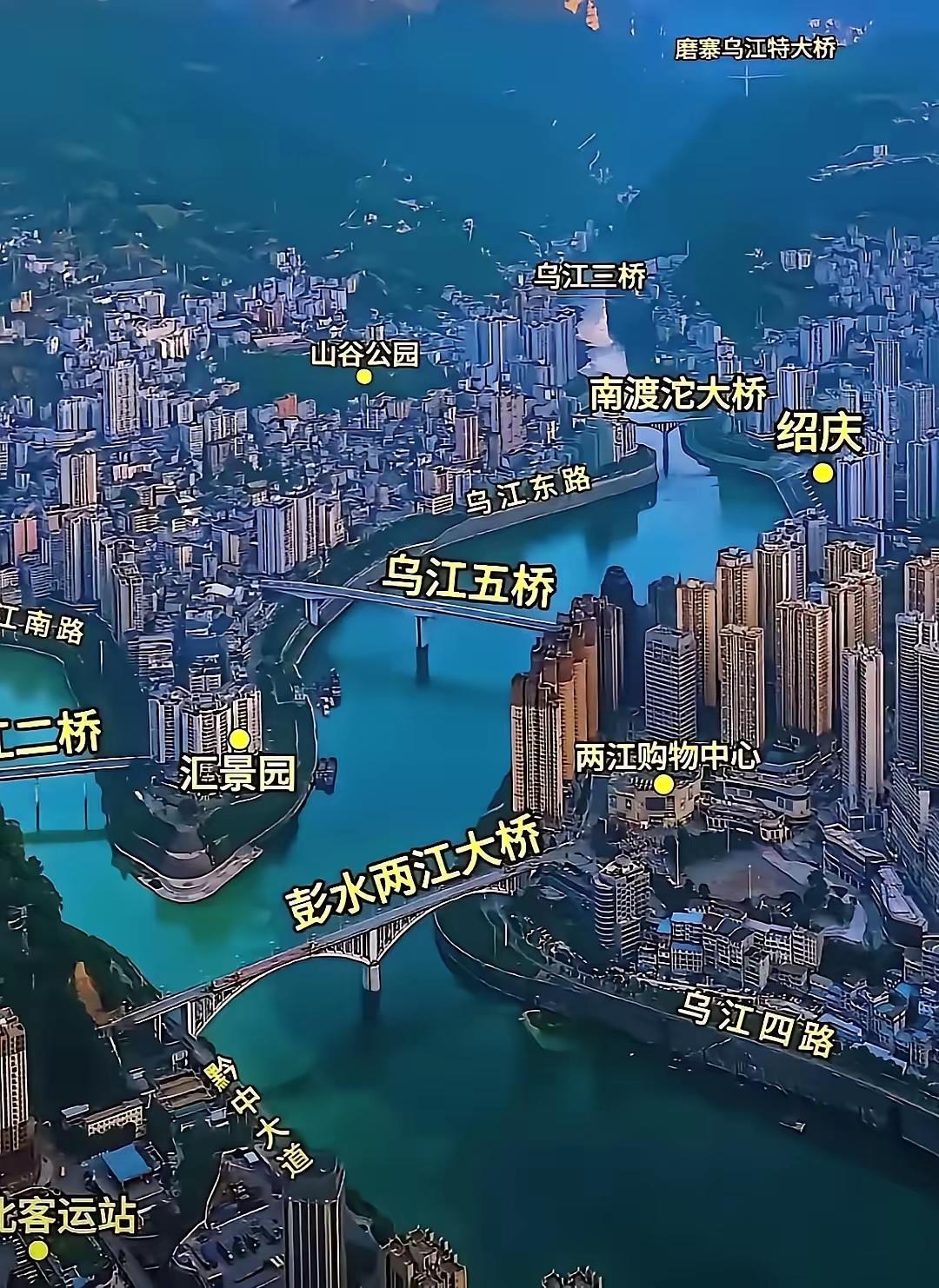 看着彭水县依山沿河铺开的城区全景，就能明白为什么简单一句整体搬迁，太过轻飘飘