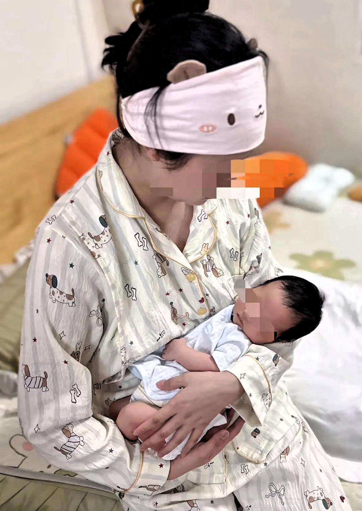一个刚出月子的新手妈妈，发现娘家给的五万块满月礼金被丈夫悄悄转走，直接报了警。民