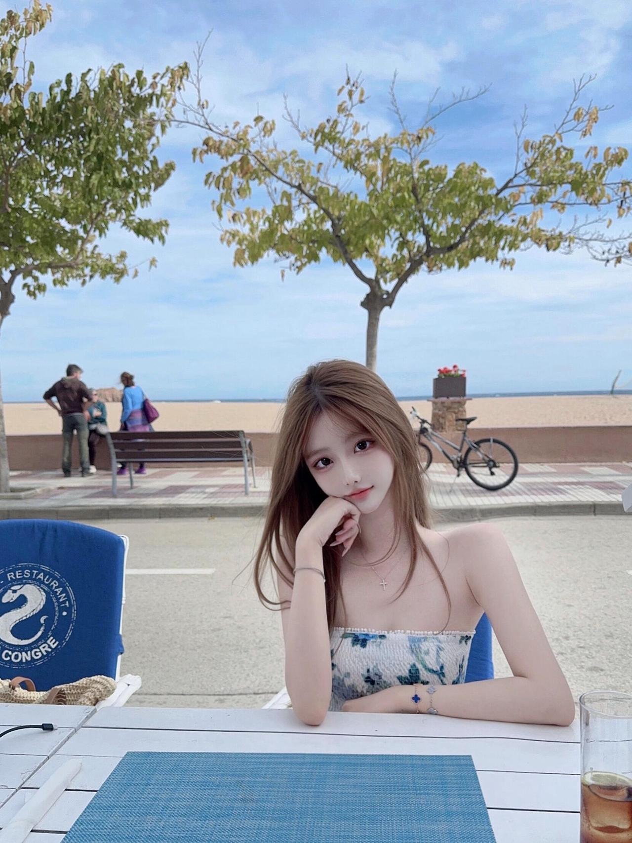 西班牙tossa小镇阴天风超大但是也不影响这里的悠闲美丽随便找了一家餐厅景