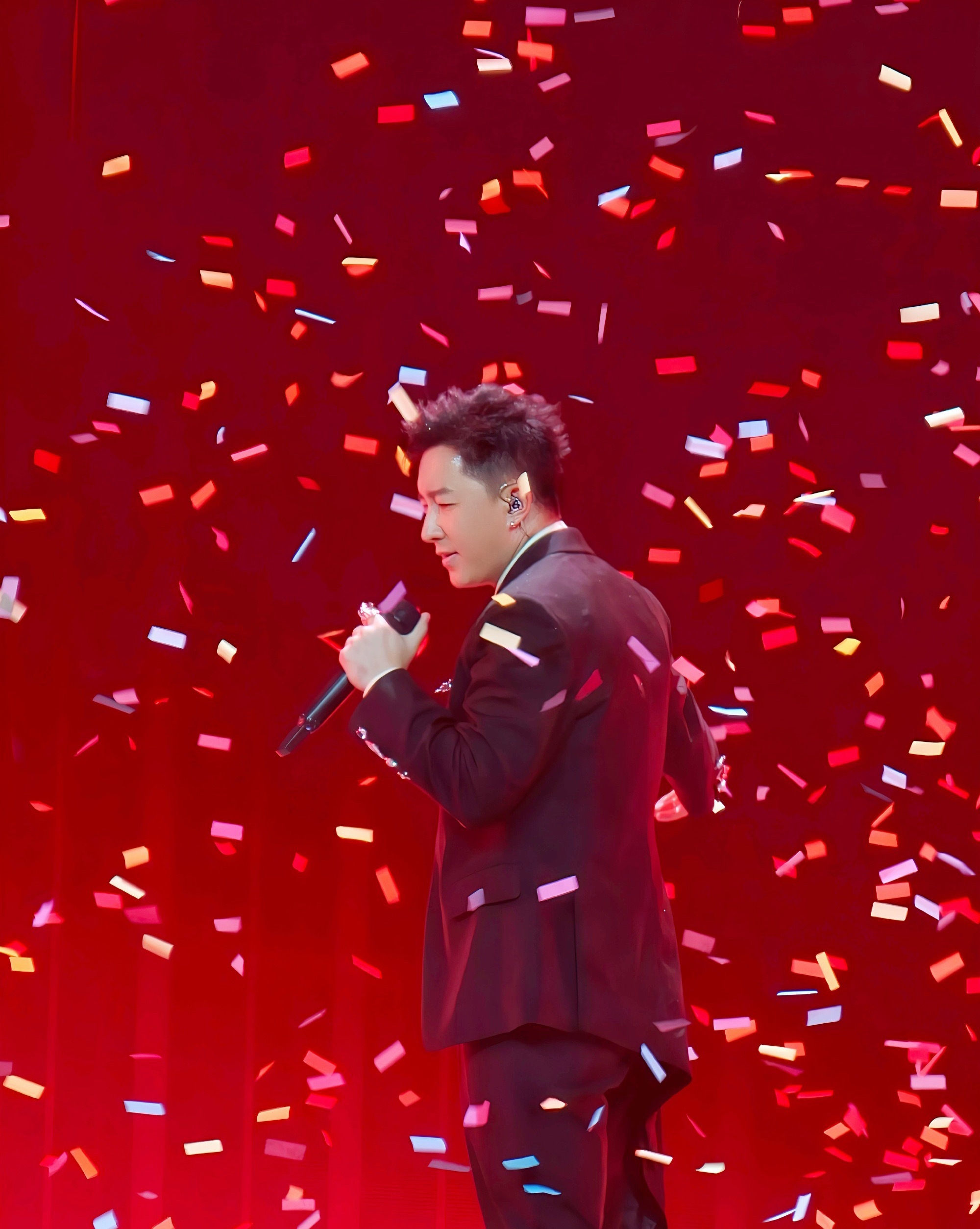 韩庚又把飞机开进演唱会还得是初代爱豆会疼人、韩庚演唱会还能看到飞机呀哈哈哈。太嗨