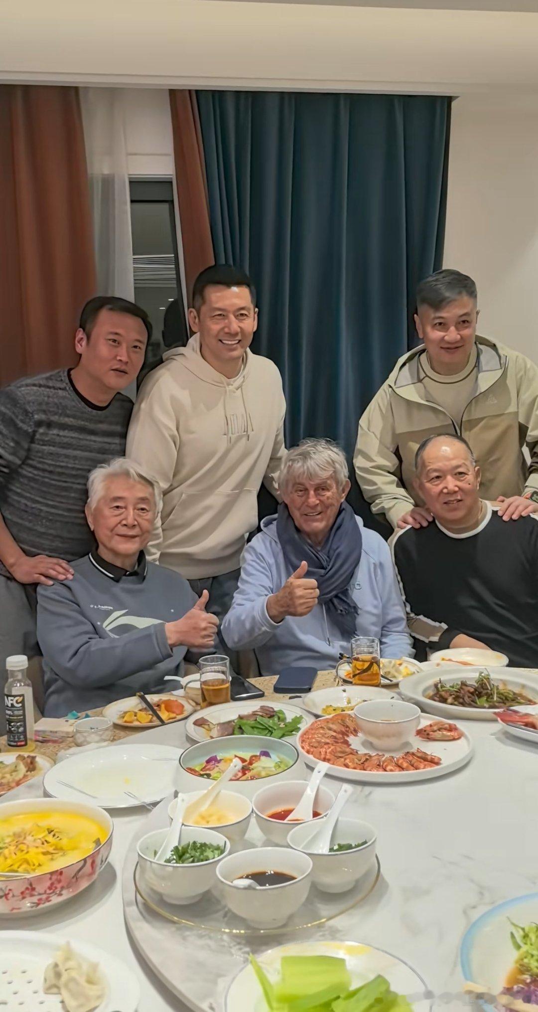 米卢边上那位是那时国家队翻译虞惠贤，其他人你肯定都认识。