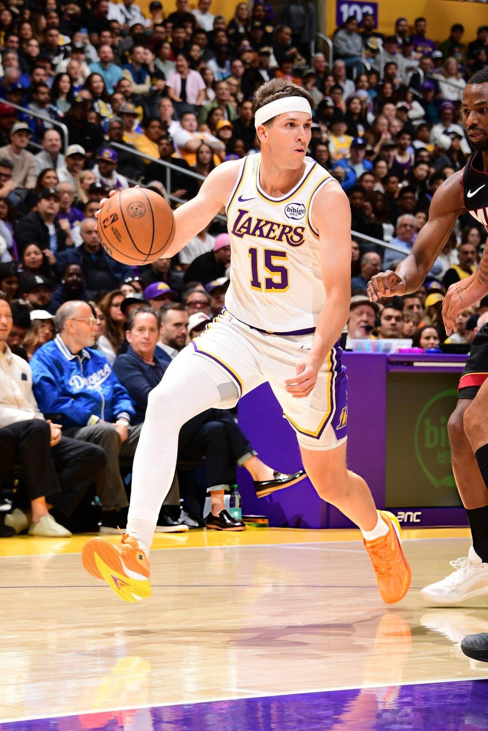 里夫斯今日上脚AR3新配色日出！贡献26分4板11助🌄评论区抽一位铁粉，送出里