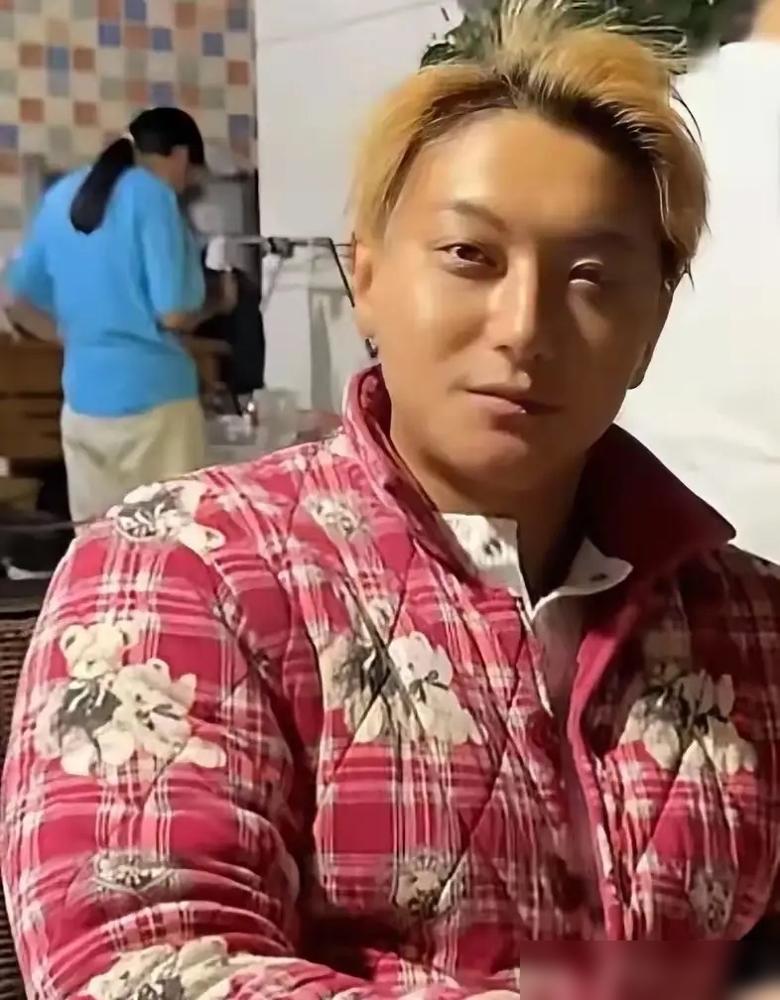 黄子韬，嘴上说着极致松弛，公司却因区区十四万欠税，把他送上热搜。前脚刚穿上