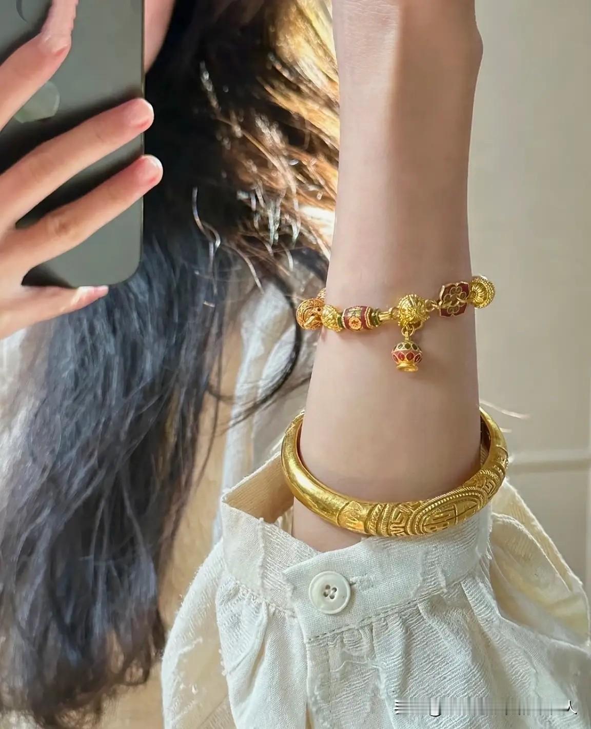 手里有黄金的朋友，听我一句实在劝：春节前千万别轻易卖掉！金价在2025年10