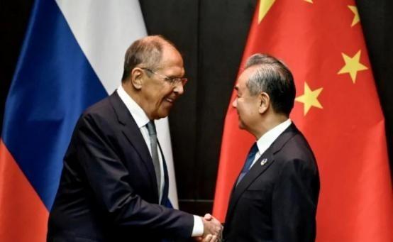 俄乌冲突打到2026年5月，已经整整四年零三个月了。这场战争早就不是谁多