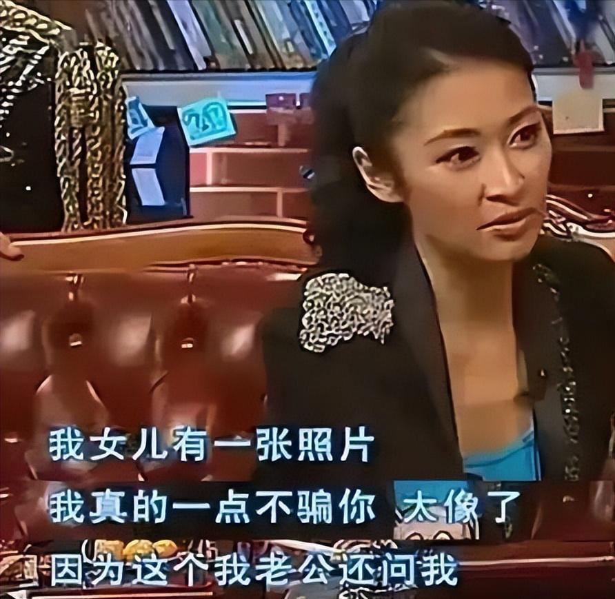 导演管虎拍戏回家后，抱着女儿就是一顿亲昵后开始和女儿玩耍，突然他定定的看着女儿脸