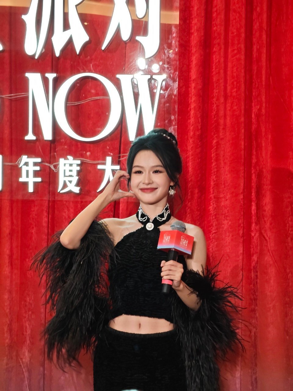 余茵腹肌线条余茵露腰余茵腹肌线条好明显啊，好美!