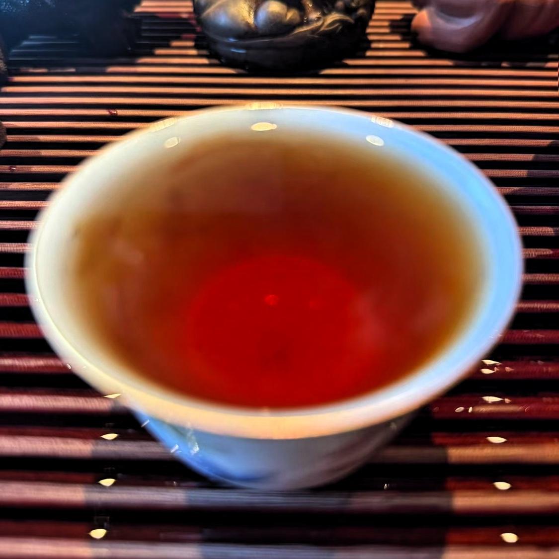 炸天了，入口滋味极具张力，前一秒，感觉沉雅顺滑，似乎是在喝熟普，后一秒一种别样的