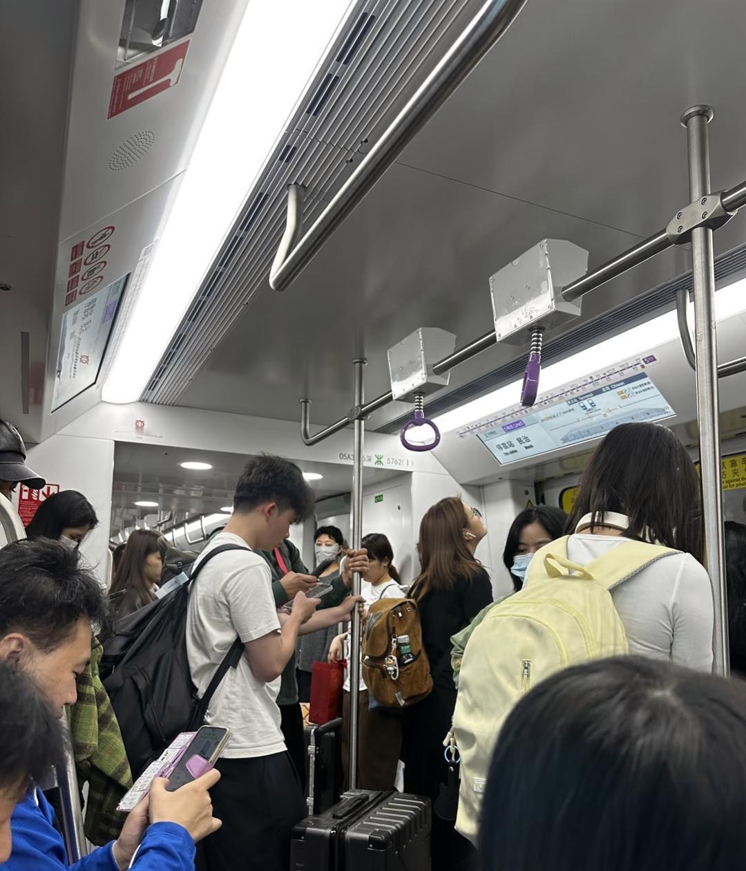 深圳还没有空城前几年的除夕前已经很空了，这两年这么晚了还有很多人没回去的以前