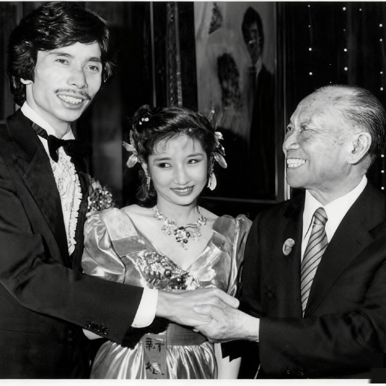 1982年，周令飞和张纯华在台北结婚时，一张罕见的留影，照片中的两位新人看起来郎