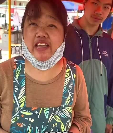 辽宁海城大集上，一男子啃完玉米喝完粥，随手转了5万给摊主。看着手机到账提