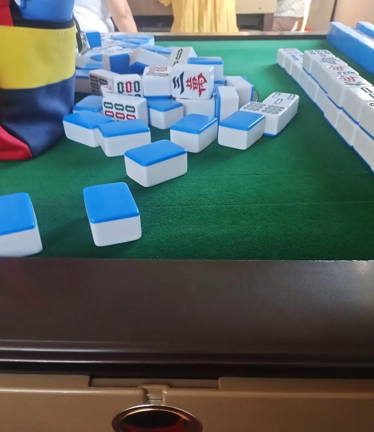 昨天下午，我们几个老伙计聚在一起搓麻将，脑子里突然冒出个馊主意：每把胡牌抽点水，