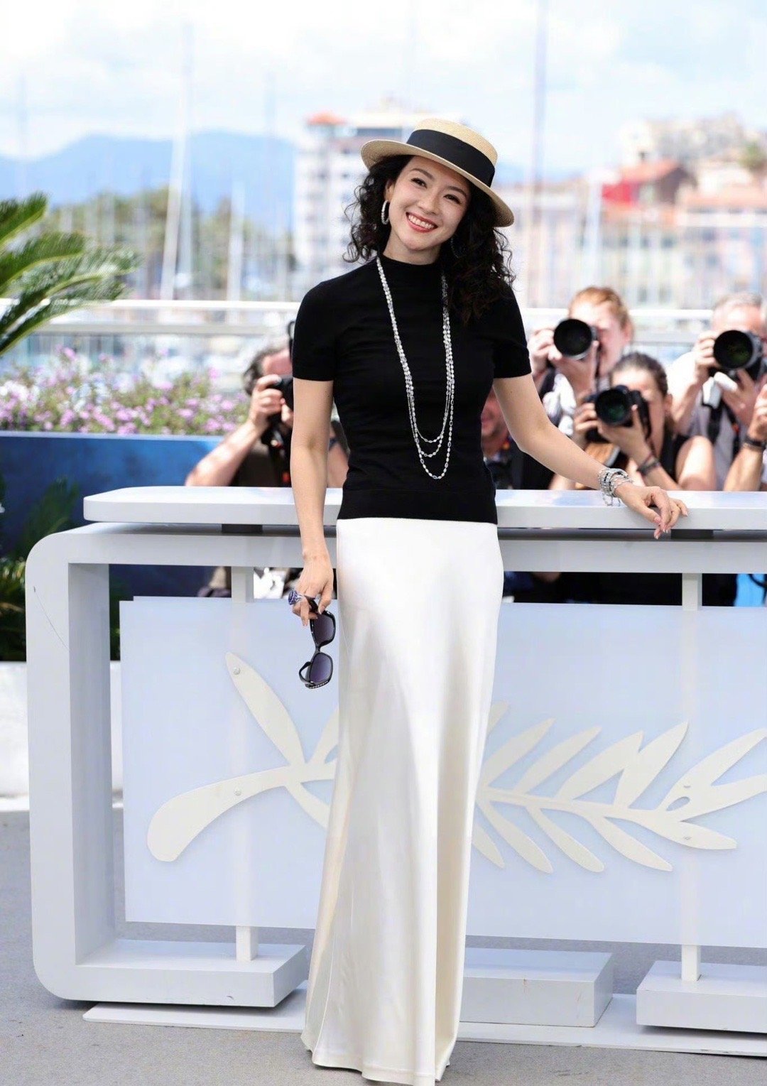 【章子怡透露4月进组新电影】章子怡喊话编剧没钱找我3月10日晚，香港电影编剧家