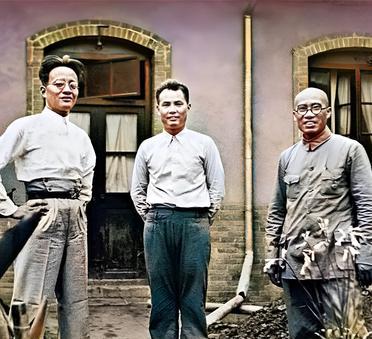 这是朱老总与叶帅、秦邦宪在一起。这也是三人罕见的一张合影。1937年8月，朱老总