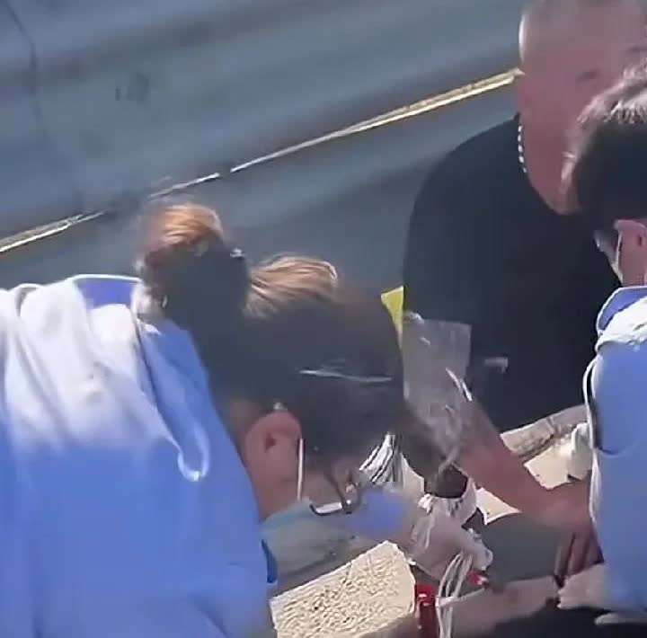 谁也没想到好心帮邻居挪个车，竟然送了命！江苏一男子帮邻居拖车，邻居在