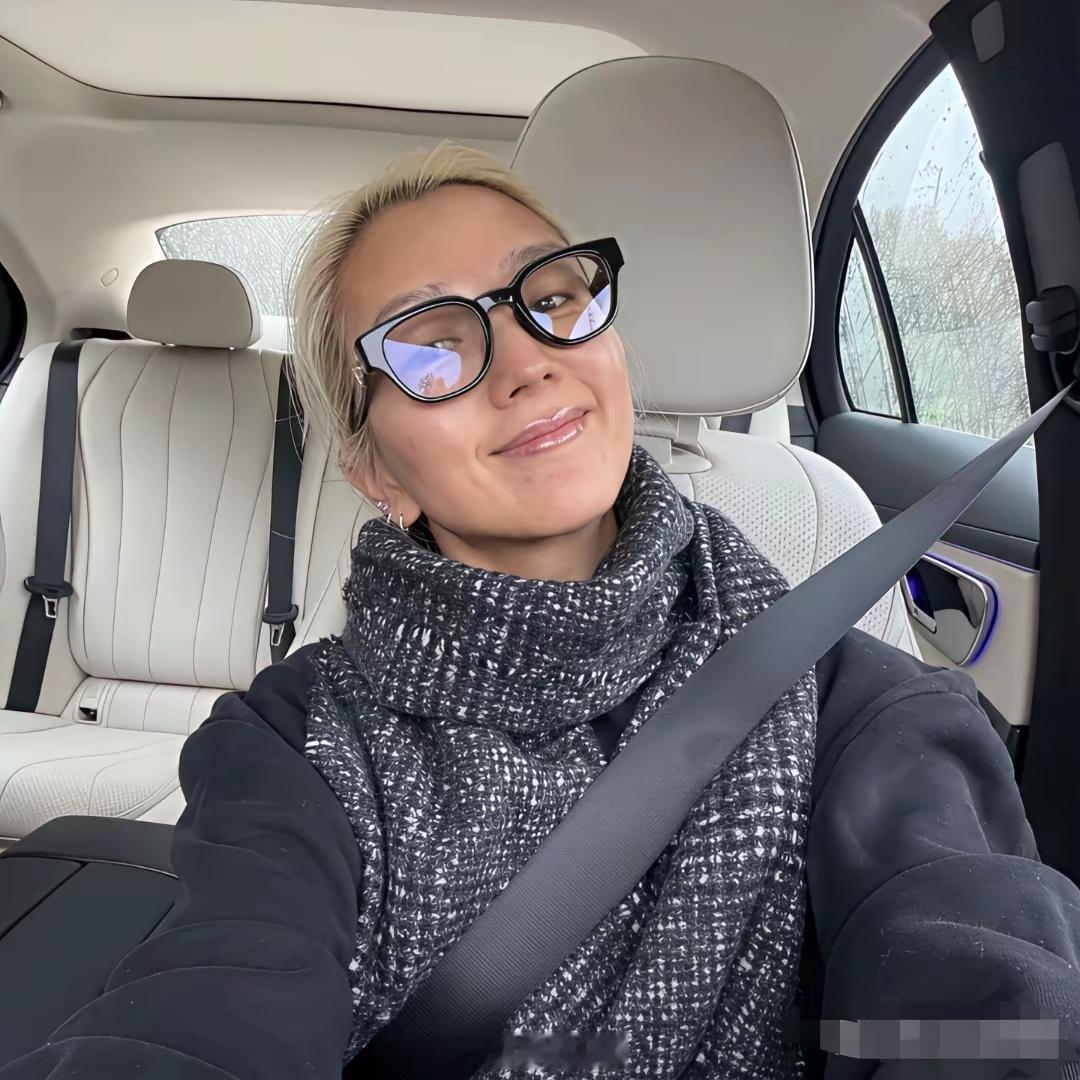 生娃太多的具象化，年近40岁的何洁也留下了岁月的痕迹。