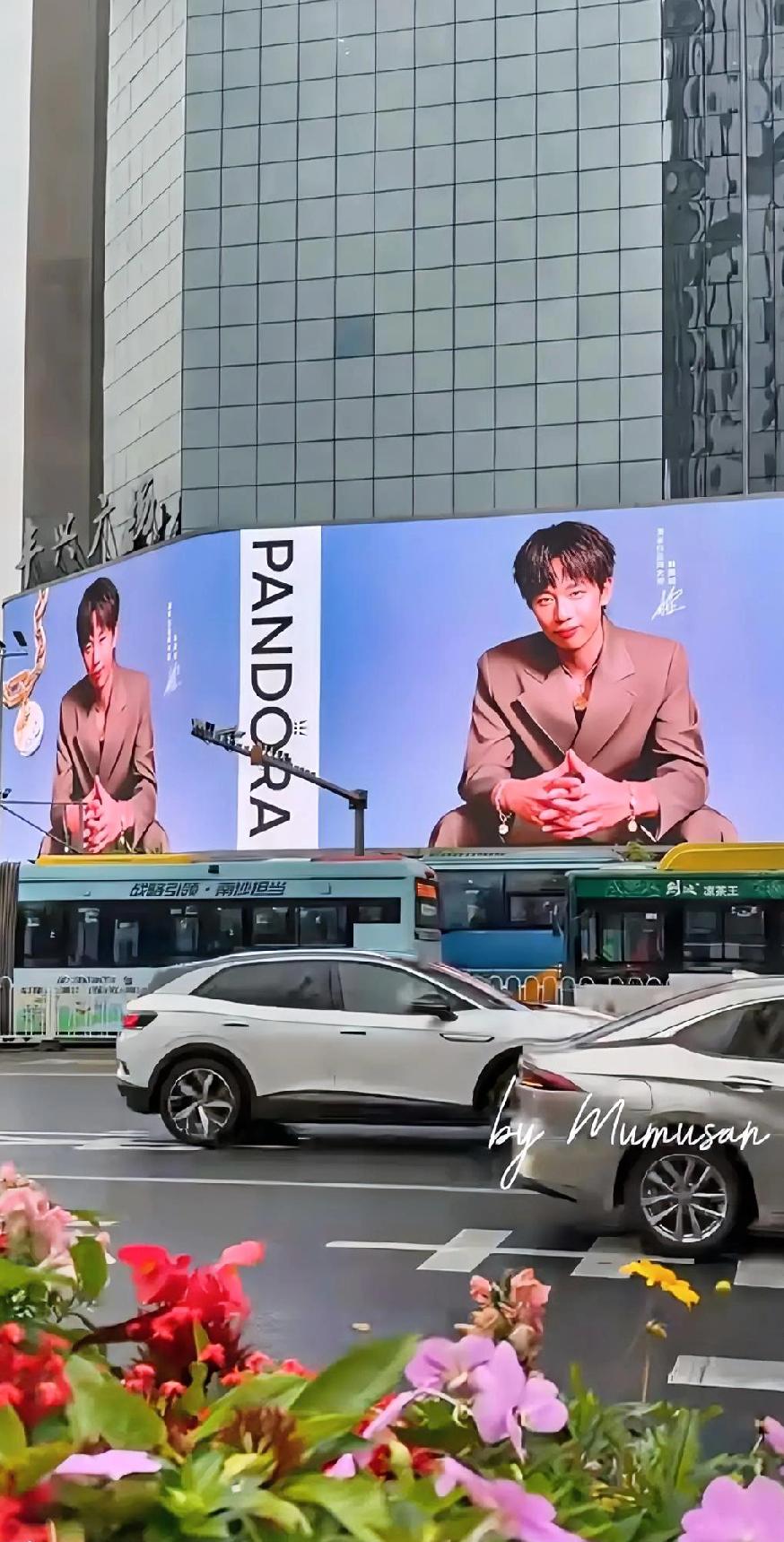 刷到林高远的大屏，直接被帅到心巴上！💖刷视频刷到广州丰兴广场的大屏，一眼
