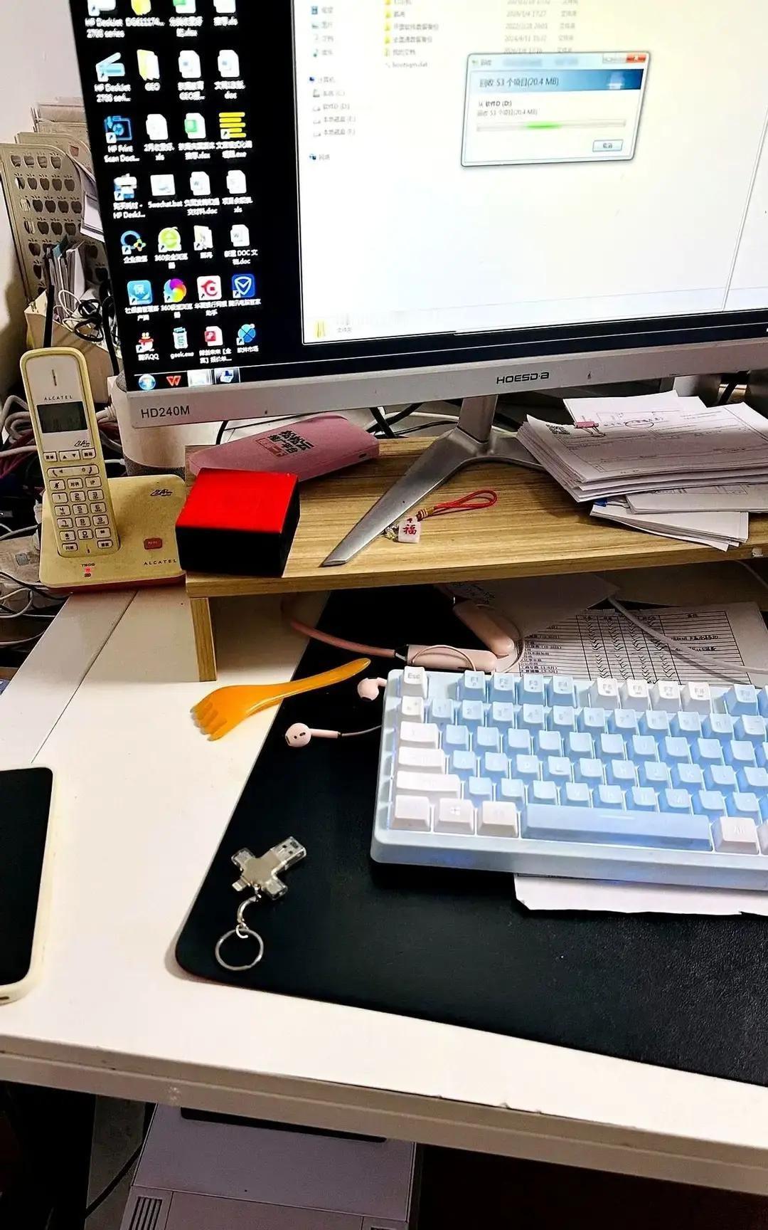 刷到个视频，小公司老板趴地上修电脑，硬盘坏了找不到人修，上门费五十起步还不保修好