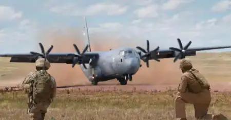 美国预警机被炸了，加油机被炸了好几架，先进ff25战斗机被击中了，预警雷达被毁了