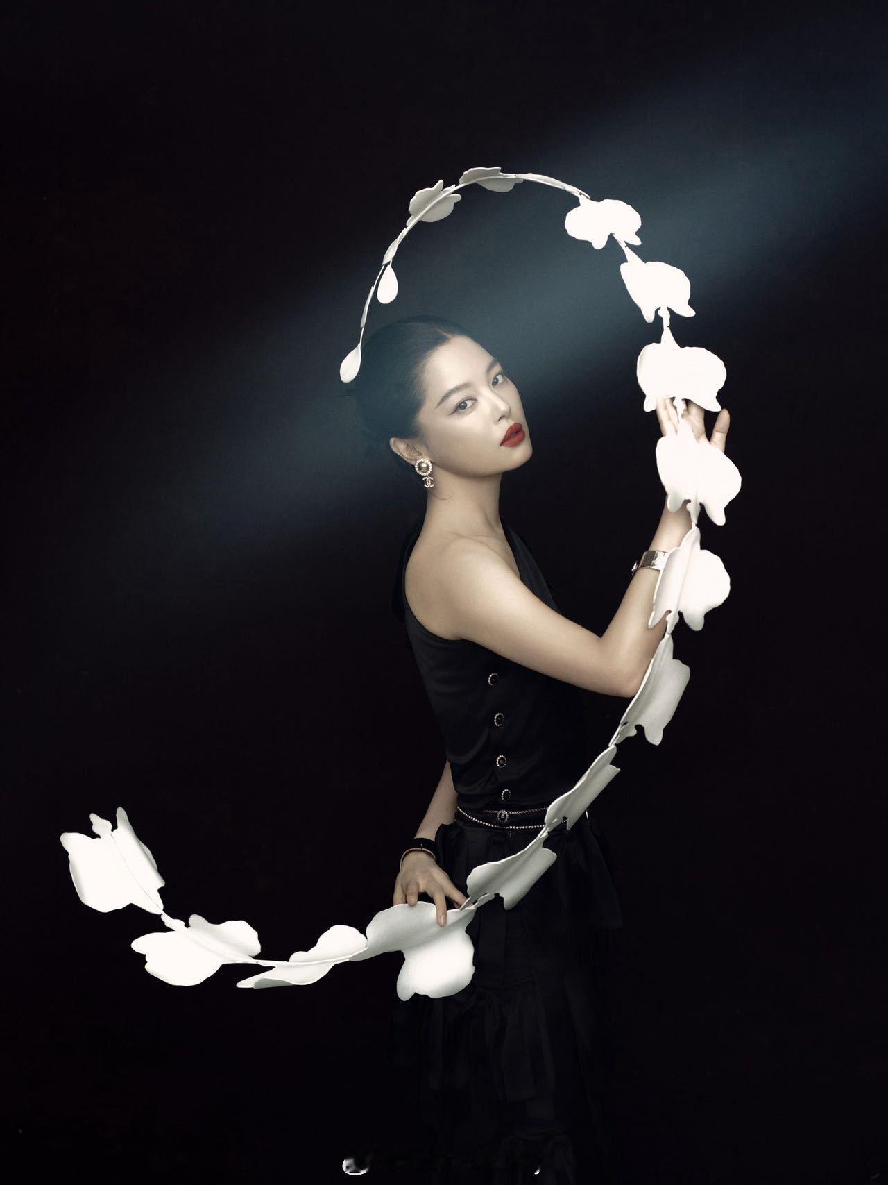 辛芷蕾W盛典出图，太美了辛芷蕾穿蝴蝶结拍中式风​​​