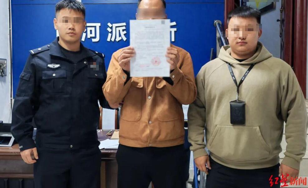 四川南充，罗女士把车停在一家汽修店门口，汽修店员工不让停，罗女士没有理会提醒，这