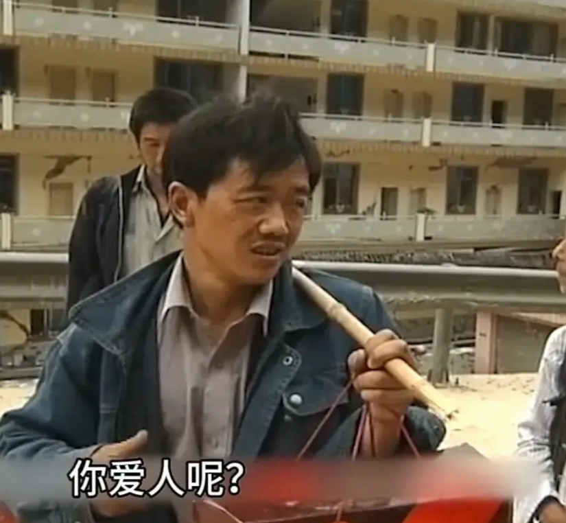 在北川那场天崩地裂的灾难中，这位男人失去了所有亲人，母亲被埋在医院，孩子埋在北川