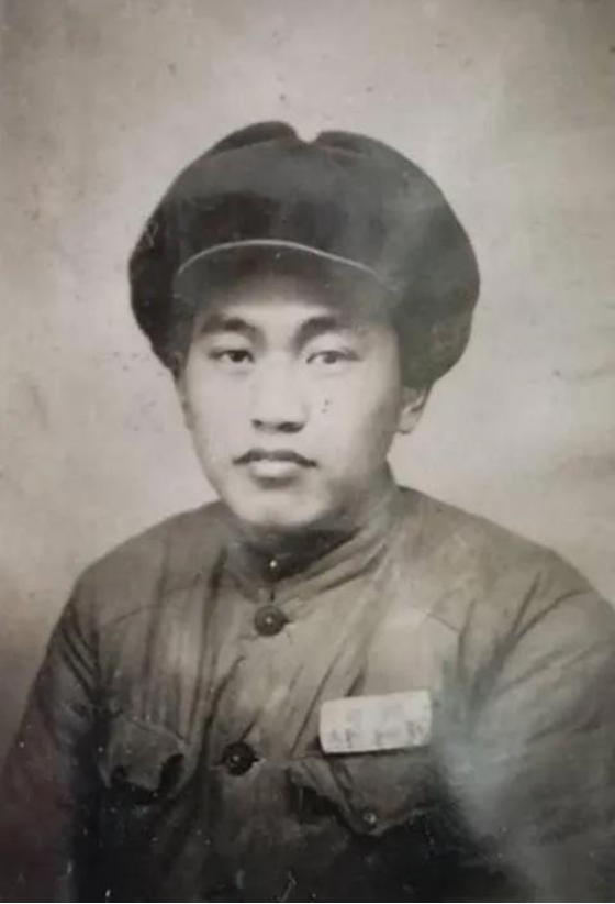 1953年，朝鲜战场硝烟弥漫，美军王牌狙击手“幽灵”盯上了志愿军阵地。远处，一名
