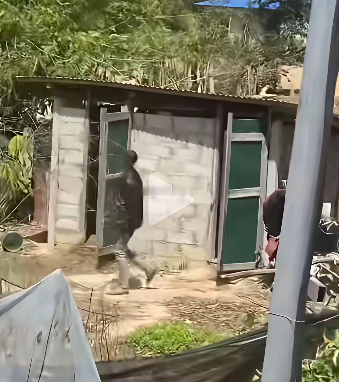两男一女从小屋里出来，一前一后这是在干嘛？