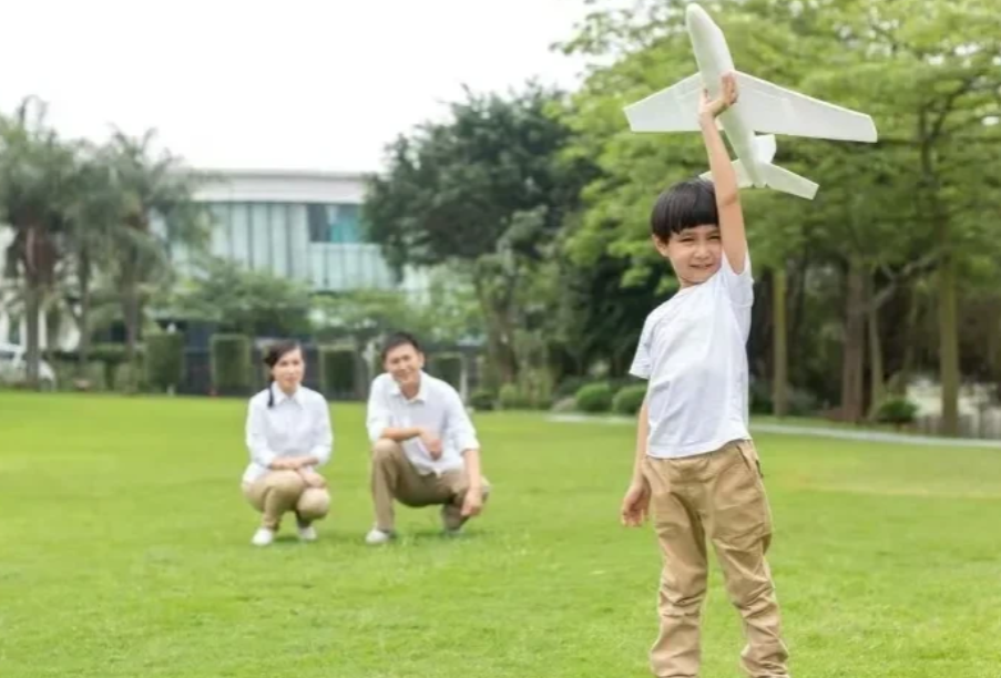 重庆开州，初二男孩去上学，上午校长说他字写得不好，下午班主任又说他字没写好。男孩