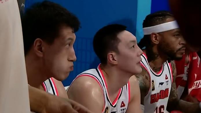 面对鱼腩球队,广东队失误频频,杜锋很烦恼,遇到强队要崩盘