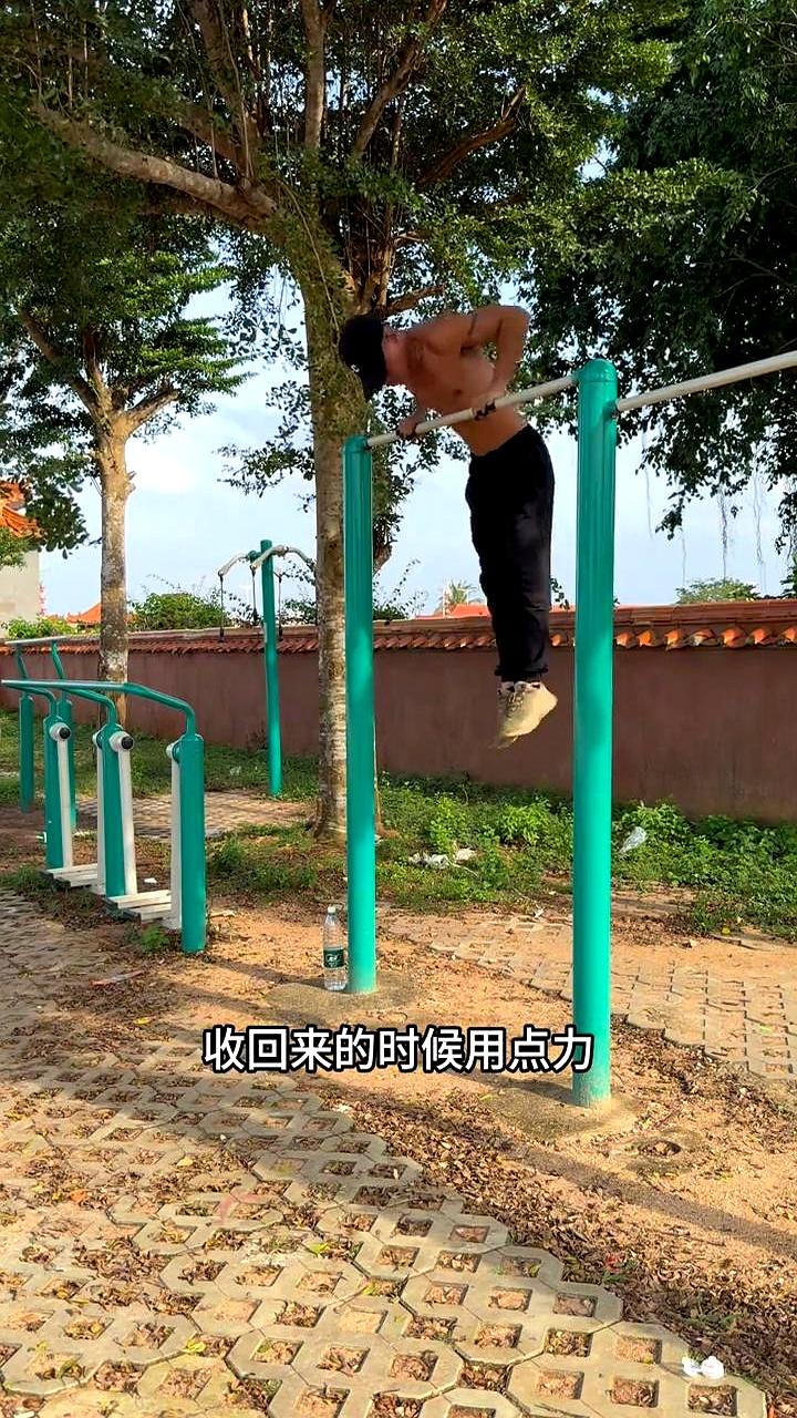慢速看后拉双力臂上杠轨迹。他把那让人发愁的引体向上拆解成了像是荡秋千一样