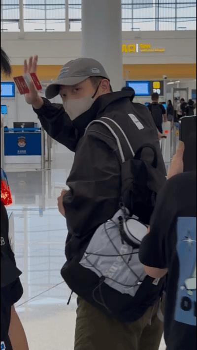 8.31许昕回家！乌鲁木齐机场出发了！昕爷真是干啥都快，说走就走！这不比赛没等