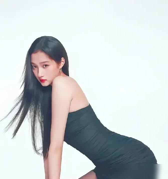 关晓彤的黑丝流量密码，哪是天生腿长那么简单。团队是真玩明白了。普通黑丝剪一厘